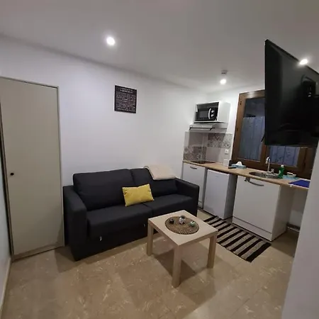 Bien Equipe Et Independant Avec Veranda Commune Apartamento